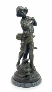 Pełnoplastyczna  figura chłopca z kaczką