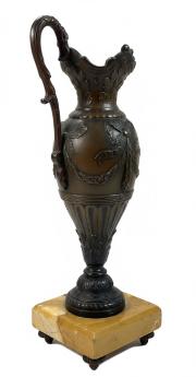 Dekoracyjna waza reliefowa stojąca na marmurowej podstawie