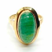 Złoty pierścionek zdobiony nefrytem, masa łączna 6,5 g