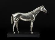 Srebrna pełnoplastyczna figura konia wyścigowego na marmurowym cokole, masa łączna 6,8 kg