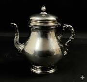 Srebrny dzbanek z wiekiem zdobiony kwiatonem , masa 480 g