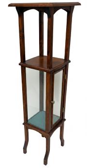 Secesyjna witrynka stojąca na 4 giętych nogach