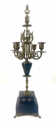 Salonowy kandelabr pięcioramienny stojący na marmurowym cokole