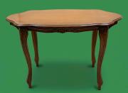 Stolik salonowy stojący na 4 giętych nogach