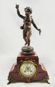 Zegar komodowy zdobiony pełnoplastyczną figurą uskrzydlonego amora