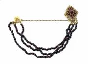 Bransoleta z granatami ze złotym zapięciem