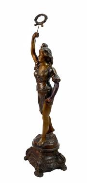 Figura kobiety symbolizująca ''pomnik Industrializacji''