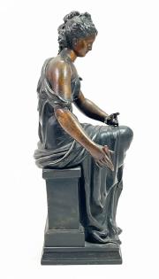 Figura siedzącej Greczynki na cokole