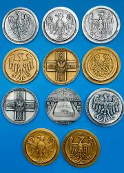 Zestaw 11 medalionów zdobionych historycznymi postaciami i miejscami