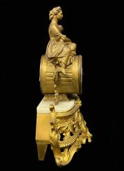 Zegar komodowy zdobiony na szczycie pełnoplastyczną figurą kwiaciarki