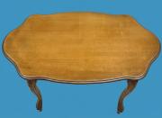 Stolik salonowy stojący na 4 giętych nogach