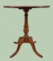 Stolik salonowy stojący na 4 giętych nogach