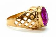 Złoty pierścionek ażurowy zdobiony ametystem , masa 7,3 g