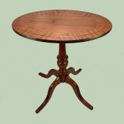 Stolik salonowy stojący na 4 giętych nogach