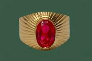 Złoty pierścionek zdobiony syntetycznym rubinem, masa łączna 7,7 g