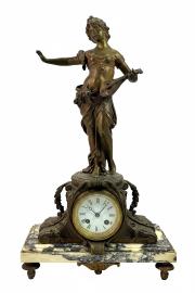 Zegar zdobiony pełnoplastyczną figurą tancerki z mandoliną