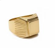 Złoty sygnet zdobiony reliefem, masa 11,1 g