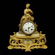 Zegar komodowy zdobiony na szczycie pełnoplastyczną figurą kwiaciarki