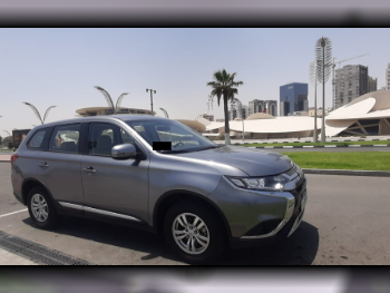 متسوبيشي  أوت لاندر  إس يو في 4 في 4  رمادي  2022