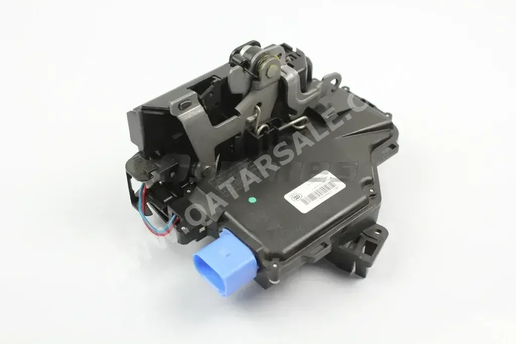 قطع غيار السيارات - فوكس واغن  طوارق  - أقفال قطع غيار السيارات  -رقم القطعة: 7L0839016D