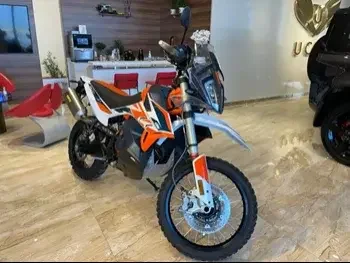 كيه تي ام  790 ادفنتشر ار -  2020 - اللون أبيض و برتقالي