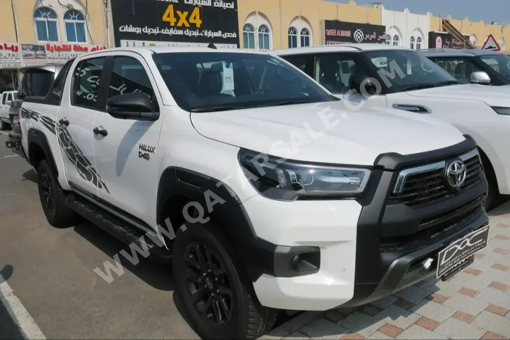 Toyota  Hilux  SR5  2023  Automatic  0 Km  4 Cylinder  Four Wheel Drive (4WD)  Pick Up  White  With Warranty