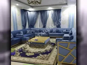 الأرائك والكنب والكراسي طقم كنب  - أزرق  - مع طاولة  وطاولات جانبية