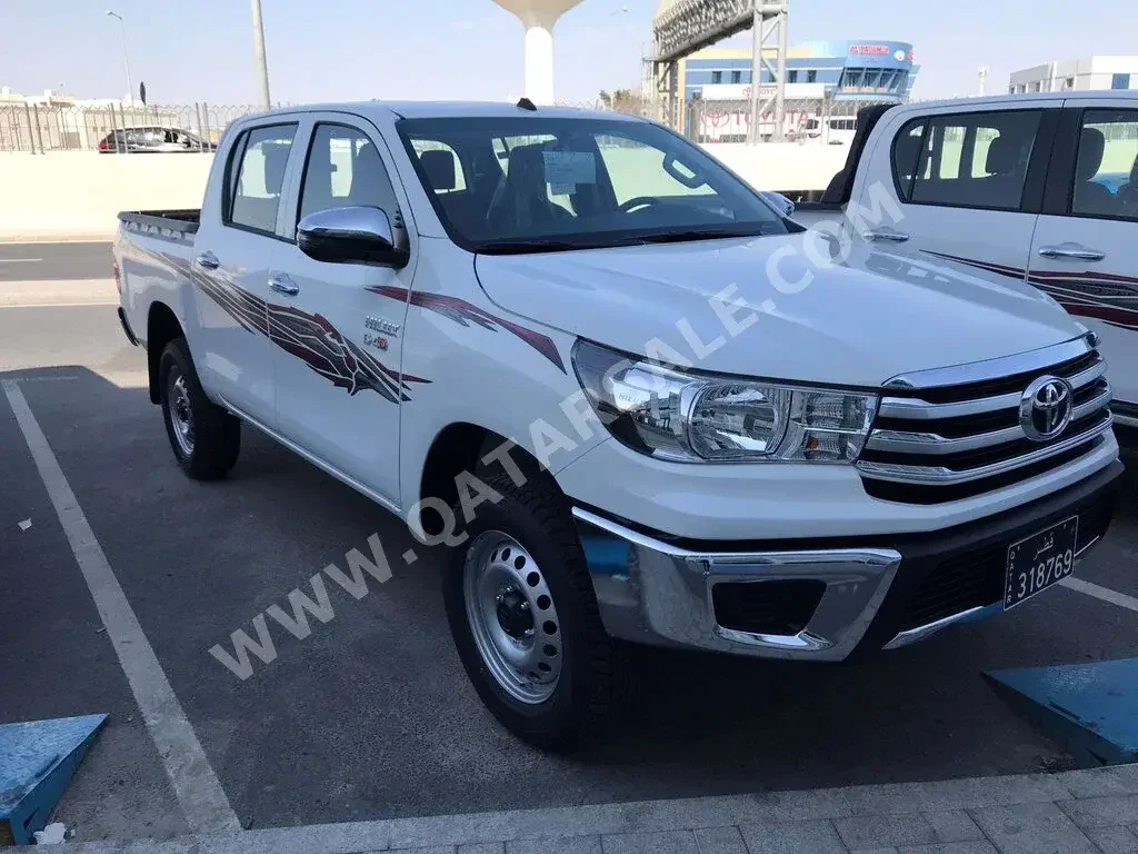 تويوتا  هاي لوكس  اس ار 5  2024  عادي  0 كم  4 سلندر  دفع رباعي  بيكب  أبيض  تحت الضمان