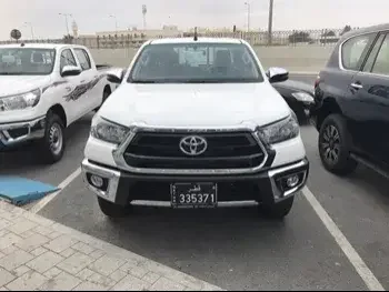 Toyota  Hilux  SR5  2024  Automatic  0 Km  4 Cylinder  Four Wheel Drive (4WD)  Pick Up  White  With Warranty