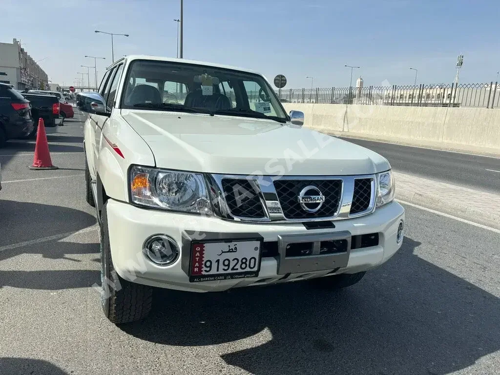 نيسان  باترول  سفاري  2023  عادي  0 كم  6 سلندر  دفع رباعي  اس يو في  أبيض  تحت الضمان