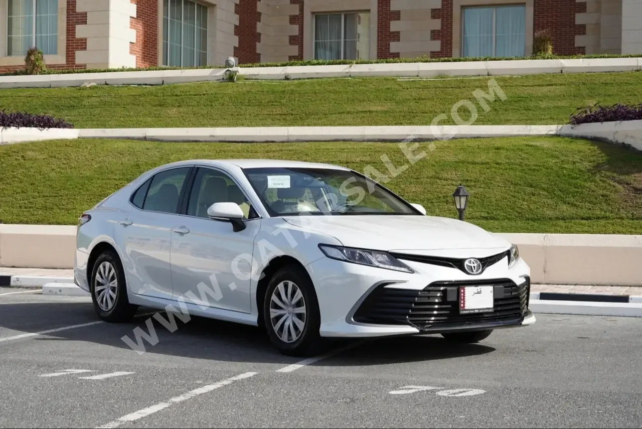 تويوتا  كامري  سيدان  أبيض  2024