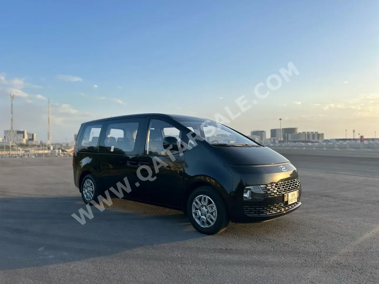هيونداي  ستاريا  فان  أسود  2024