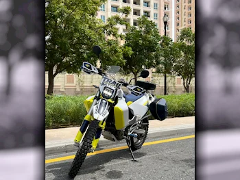 هوسكفارنا  701 اندورو ار -  2020 - اللون ازرق وابيض