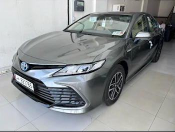تويوتا  كامري  هايبرد  2024  اوتوماتيك  0 كم  4 سلندر  سحب امامي  سيدان  رمادي  تحت الضمان
