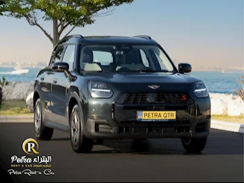 ميني  كاونتري مان اس  4 سلندر  هاتش باك  أسود  2024