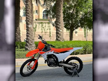 كيه تي ام  450 اس اكس  - اف -  2023 - اللون أبيض و برتقالي