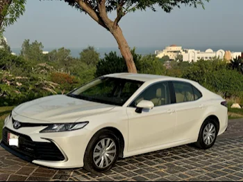 تويوتا  كامري  4 سلندر  سيدان  أبيض لؤلؤي  2024