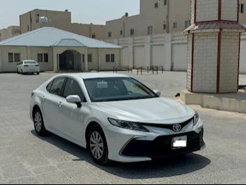 تويوتا  كامري  سيدان  أبيض  2024