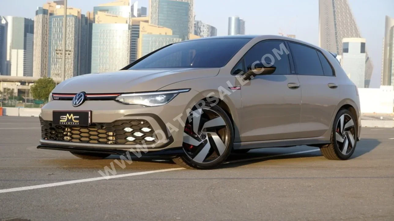 فوكس واغن  غولف  جي تي اي  2021  اوتوماتيك  30,000 كم  4 سلندر  سحب امامي  هاتشباك  رمادي فانتوم  تحت الضمان