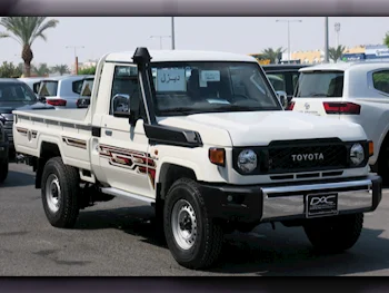تويوتا  لاند كروزر  ال اكس  2024  عادي  0 كم  8 سلندر  دفع رباعي  بيكب  أبيض  تحت الضمان