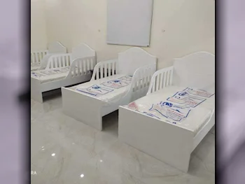 الأسّرة - فردي  - أبيض  - متضمنة المرتبة