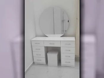خزائن ودواليب الملابس والزينة - دوحة فيرنيتشر  - طاولة زينة ، مرآة ، كرسي و وحدتا رفوف  - أبيض