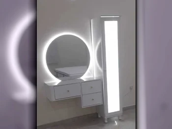 خزائن ودواليب الملابس والزينة - دوحة فيرنيتشر  - طاولة زينة ، مرآة ، كرسي و وحدتا رفوف  - أبيض