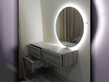 خزائن ودواليب الملابس والزينة - دوحة فيرنيتشر  - طاولة زينة ، مرآة ، كرسي و وحدتا رفوف  - متعدد الألوان