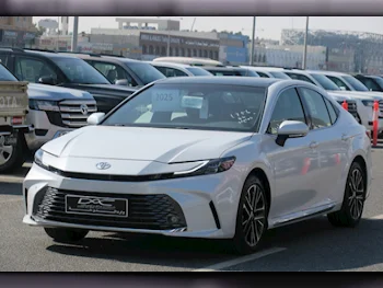 Toyota  Camry  GLE  2025  Automatic  0 Km  4 Cylinder  Front Wheel Drive (FWD)  Sedan  White  With Warranty