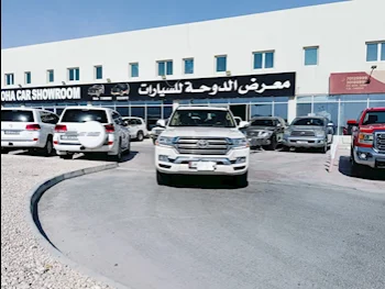 Toyota  Land Cruiser  GXR  2017  Automatic  212,000 Km  8 Cylinder  Four Wheel Drive (4WD)  SUV  White