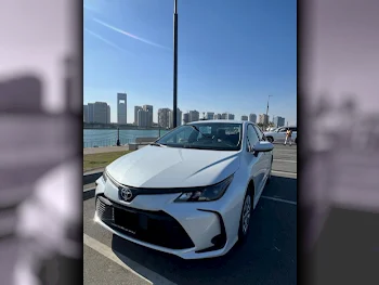 تويوتا  كورولا  4 سلندر  سيدان  أبيض لؤلؤي  2025