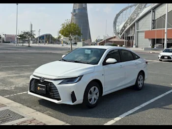 تويوتا  ياريس  4 سلندر  سيدان  أبيض  2024