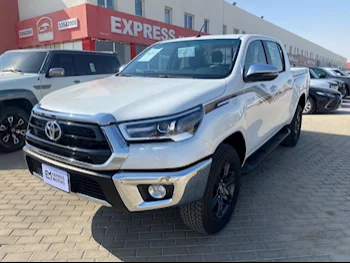 Toyota  Hilux  SR5  2024  Automatic  0 Km  4 Cylinder  Four Wheel Drive (4WD)  Pick Up  White  With Warranty