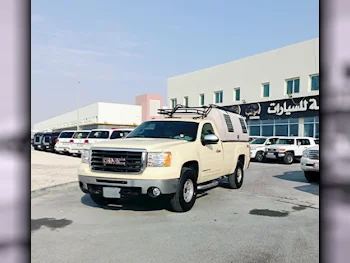 GMC  Sierra  2500 HD  2008  Automatic  332,000 Km  8 Cylinder  Four Wheel Drive (4WD)  Pick Up  Beige